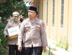 Kapolres Karimun Menyempatkan Waktunya Menjumpai Warga Usai Sholat Jum’atan