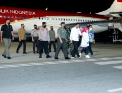 Kapolda Papua Irjen Pol Matius D. Fakhiri, S.I.K Menyambut Kedatangan Presiden RI Ir. H Joko Widodo dan Beserta Rombongan