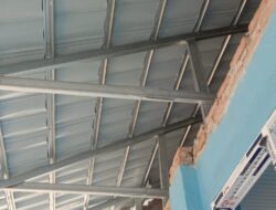 Diduga Amburadul Pemasangan Rangka Baja Rehab Ruang Kelas SDN 8 Gedong Tataan Miring