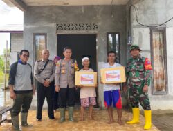 Kapolres Kayong Utara Berikan Bantuan Bansos Kepada Warga Terdampak Banjir 