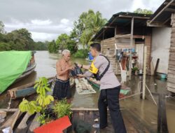 Tanggap Dengan Kondisi Warga Terdampak Banjir, Kapolsek Manis Mata Berikan Bantuan Sembako