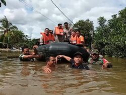 Datangi Kecamatan Nanga Tayap, Kapolres Ketapang Serahkan bantuan Untuk Warga Terdampak Banjir