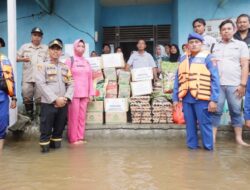 Polri Selalu Hadir di Tengah Masyarakat Bantu Korban Musibah Banjir, Menjaga Keadaan Aman dan kondusif 