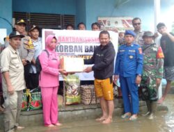 Penyaluran Bansos Bencana Banjir di Desa Ulak Mendang Kecamatan Muara Pawan