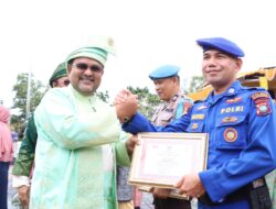 Personel Satpolairud Polres Karimun Terima Penghargaan dari Bupati Karimun