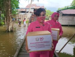 Polri Terus Salurkan Bansos Untuk Warga, Kapolsek Matan Hilir Selatan : Kita Pastikan Keselamatan dan Kesehatan Korban Banjir Terjamin