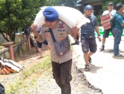 Tim Gabungan Polres Ketapang Salurkan Bantuan Banjir Di Kecamatan Jelai Hulu