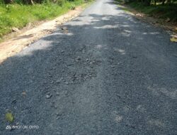 Diduga Ada Pengurangan Material Dan Tak Sesuai Spektek Lapisan Penetrasi Jalan di Desa Karang Jaya Tabur