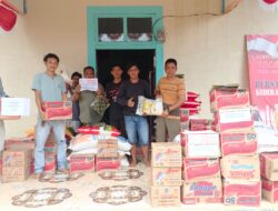 Kades Petai Patah Beri Salurkan Bantuan Sembako Ke Warga Terdampak Banjir