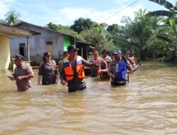 Hadir Ditengah Warga, Kapolres Ketapang Dan Ketua Bhayangkari Cabang Ketapang Salurkan Bantuan Banjir Dari Ketua Umum Bhayangkari