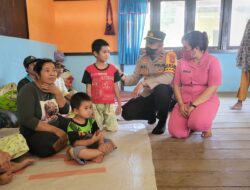 Aksi Kapolsek Matan Hilir Selatan Gendong Seorang Nenek Korban Banjir