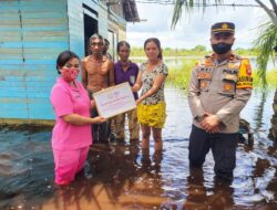 Aksi Kapolsek Matan Hilir Selatan Gendong Seorang Nenek Korban Banjir