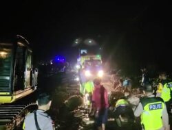 Peduli Kondisi Jalan Rusak, Kapolsek Matan Hilir Selatan Bersama Camat Timbun Jalan Pelang