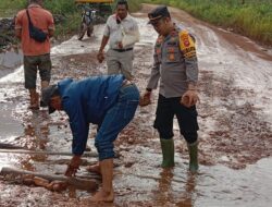 Program Jumat Berkah Polsek Mantan Hilir Selatan ,Gotong Royong Perbaiki Jalan Rusak