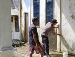 Pasca Banjir, Anggota Polsek Jelai Hulu Gotong Royong Bersama Warga Bersihkan Rumah Ibadah