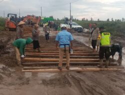 Pelaksanaan Program CSR Kapolsek Bersama Forkopimcam Mantan Hilir Selatan Gotong Royong Perbaiki Jalan Yang Rusak