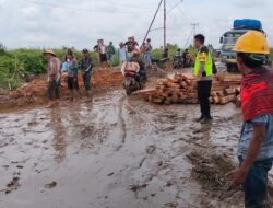 Akses Jalan Pelang – Tumbang Titi Rusak, Anggota Polsek Matan Hilir Selatan Lakukan Pengaturan Arus Lalu Lintas