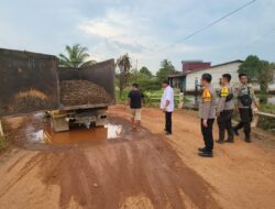 Kapolsek dan forkopimcan Matan Hilir Selatan Lakukan Kegiatan Gotong Royong