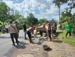 Kapolsek Muara Pawan Berserta Jajaran dan Warga Melakukan Giat Gotong Royong Memperbaiki Jalan Berlubang 