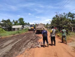 Anggota Polsek dan Warga Sungai Nanjung Melakukan Kegiatan Memperbaiki Jalan Berlubang