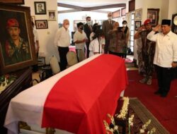 Menhan Prabowo Memberikan Penghormatan Terakhir dan Berdoa Kepada almarhum Jenderal (Purn) Widjojo Soejono
