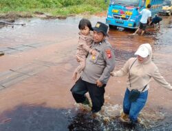 Anggota Polsek Matan Hilir Selatan Sigap Bantu Warga Teredam Genangan Air dan Mengatur Arus Lalu Lintas Kendaraan
