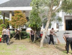 Anggota Polres Ketapang Lakukan Kerja Bakti Bersihkan Gereja Menjelang Hari Natal dan tahun Baru 