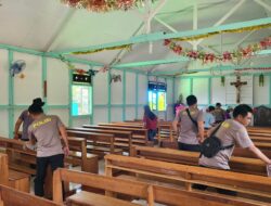 Jelang Nataru, Kapolsek Beserta Anggota Lakukan Kerja Bakti Bersihkan Gereja