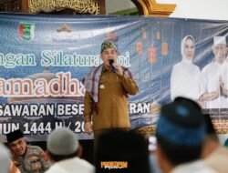 Bupati Pesawaran H. Dendi Ramadhona S.T., M.Tr. I.P. Memberikan Bantuan Kepada Anak yatim piatu dan kaum dhuafa 