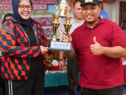 Marlin Tampak Berbaur Dengan Kader Posyandu dan Masyarakat Sagulung Acara Penututupan Turnamen Bola Volly 12 Tim