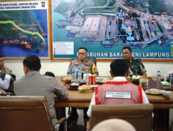 Kapolda Lampung dampingi Menko PMK dan Kabaharkam Polri, pantau arus balik lebaran 2023, di pelabuhan Bakauheni