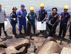 SatPolairud Polres Bintan Membersihkan Tumpahan Minyak Hitam Di Pantai