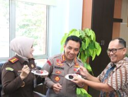 Kapolresta Barelang Memberikan Kejutan  Ultah Pada Ketua Pengadilan Negeri Batam