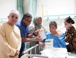 Sekda Kota Batam Besuk Asron Lubis di Rumah Sakit Elisabeth Batam Center