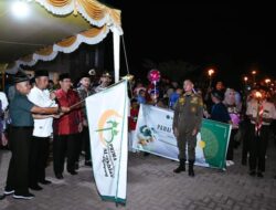 Staff Ahli Bupati bidang Ekonomi, Melepaskan Ribuan Perserta Pawai Obor Menyabut Tahun Baru IsIam Di KabupatenKetapang