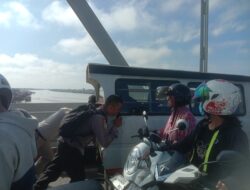 Bhabinkamtibmas Bersama Polantas Polresta Pontianak Membatu Masyarakat Mendorong Mobil Mogok di Jembatan 1 Kapuas
