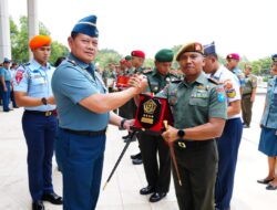 Panglima TNI Memberikan Penghargaan Kepada Personel Satgas Pamtas RI-Malaysia