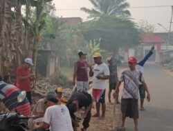 Masyarakat dan Pemerintah Desa Bagelen Melaksanakan Kegiatan Gotong Royong Membersihkan Saluran Air Irigasi dan Lingkungan Desa