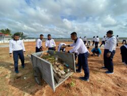 Dalam Rangka HUT Kowal ke-61 dan Hari Dharma Samudera TNI AL Pangkalan TNI AL Lanal Bersih Bersih Pantai 