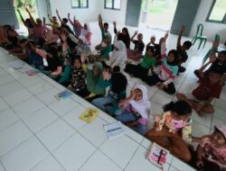 Program TNI AL, Babinpotmar Lanal Ranai Bersama Guru Memberikan Pendidikan Kepada Anak Anak Perbatasan Natuna Materi Bahasa Inggris 