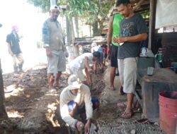 Perwakilan Bapak Muga Prasada Dari Pemuda Banjar Turun Ikut Gotong Royong Bersama Warga Kampung Bukit ACM Kelurahan Tanjung Riau 