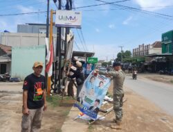 Masa Tenang pemilu, Panwaslu Kecamatan Kalirejo Bersihkan APK 