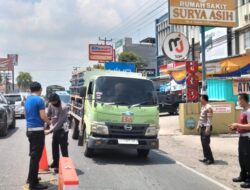 Cegah Kemacetan Selama Idul Fitri, Polres Pringsewu Pasang Pembatas Jalan