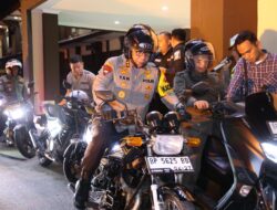 Kapolda Kepri  Memimpin Patroli Takbiran Bersama Komunitas Motor RX King dan Vespa Malam Takbiran Idul Fitri 1445 H
