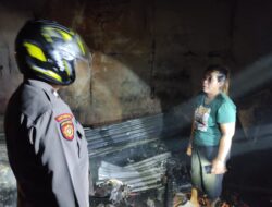 Prosonil Polsek Matan Hilir Selatan Turun Langsung Untuk Melakukan Evakuasi di Lokasi Terjadi Kebakaran 