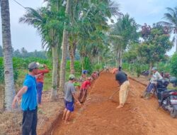 Puluhan Kaum Perempuan Dilibat kan Dalam Pembanguna Jalan usaha tani Pekon Waringinsari Timur