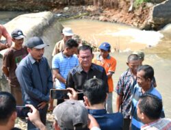 Kanjeng Paisaludin S.H Wakil Ketua 1 DPRD Pesawaran Bersama Warga Meninjau Bendungan Yang Jebol di Pekondoh