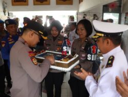 Kapolres Bintan Memberikan Kue Ulang Tahun dan Mengucapkan Selamat Ulang Tahun Kepada TNI-AL