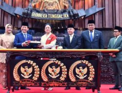 Prabowo Subianto Mendampingi Presiden Acara Sumpah Anggota MPR RI, DPR RI dan DPD RI Terpilih Periode 2024-2029