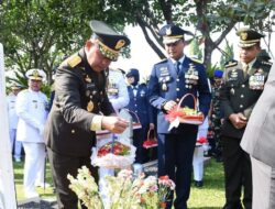 Menjelang Peringatan Hari Ulang Tahun ke-79, Panglima TNI Melaksanakan Ziarah ke TMPN Kalibata